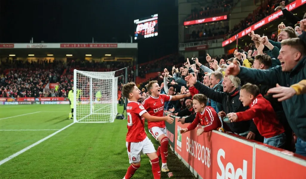 小球队球员庆祝进球，现场球迷沸腾